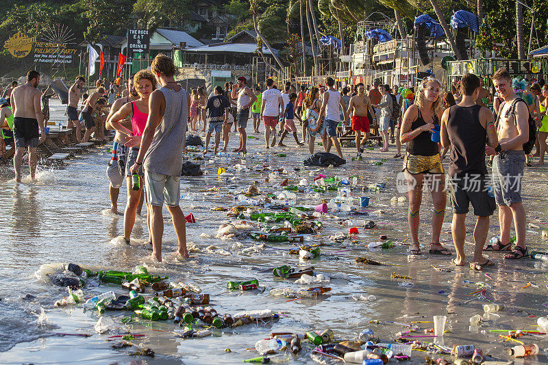 泰国帕岸岛满月派对后，Haad Rin海滩上的年轻人和海水污染的后果